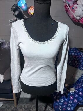 Brandy Melville Long-Sleeve White Women's Scoop Neck Top with Lace Trim